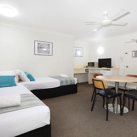 Southport Motel & Apartments โกลด์โคสต์ ภายนอก รูปภาพ