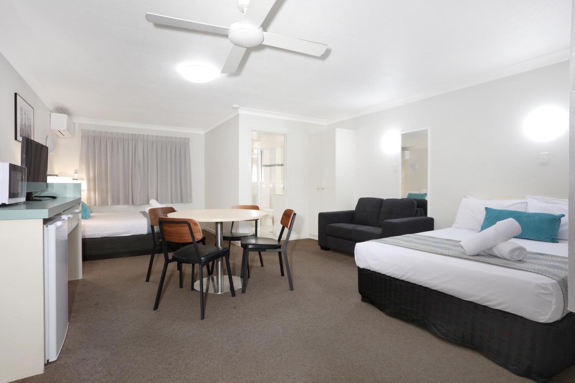 Southport Motel & Apartments โกลด์โคสต์ ภายนอก รูปภาพ