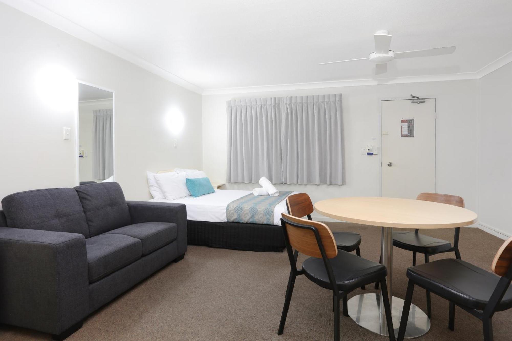 Southport Motel & Apartments โกลด์โคสต์ ภายนอก รูปภาพ