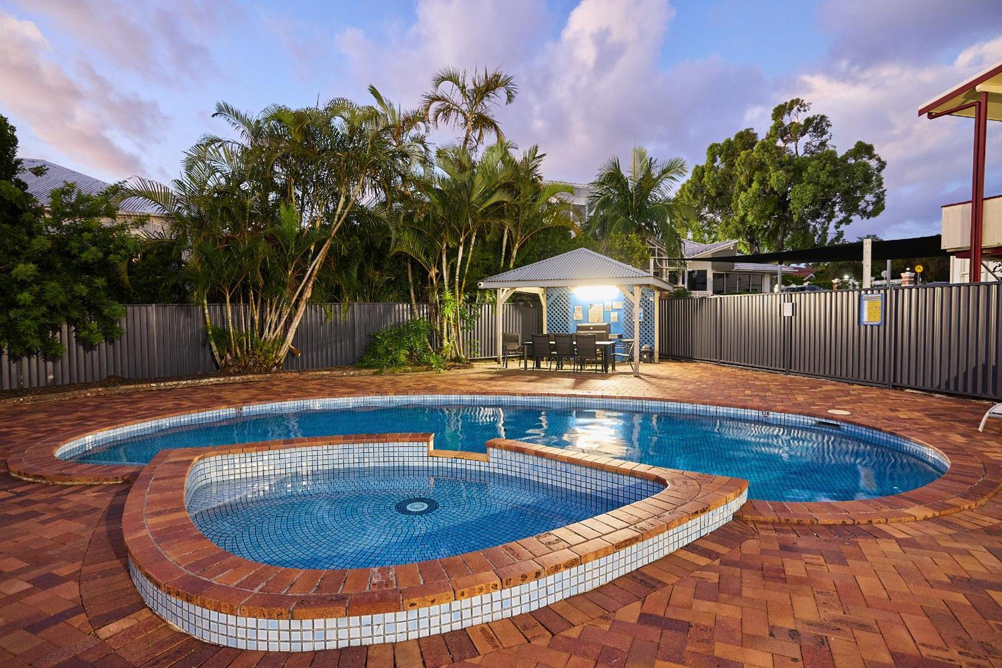 Southport Motel & Apartments โกลด์โคสต์ ภายนอก รูปภาพ